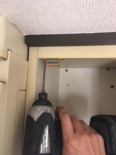 写真 吊戸棚マグネット交換